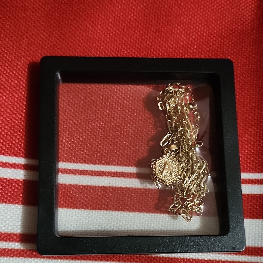 Elegant Gold Pendant Necklace